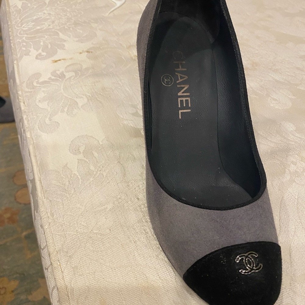 CHANEL Two-Tone Gray and Black Heels - Picture 6 of 6